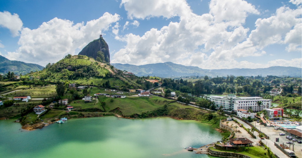 tour-guatape-desde-medellin-extranjeros